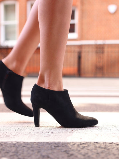 Wise Black Low-Cut Heeled Boots