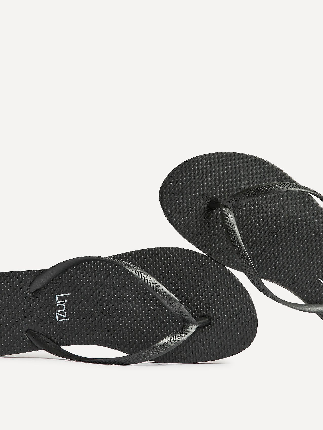 Aluna Black Flip Flops