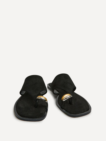 Contain Black Toe Ring Flat Sandals