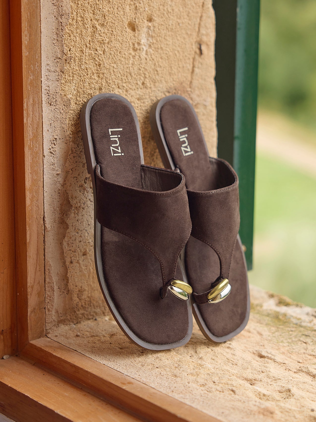 Contain Brown Toe Ring Flat Sandals