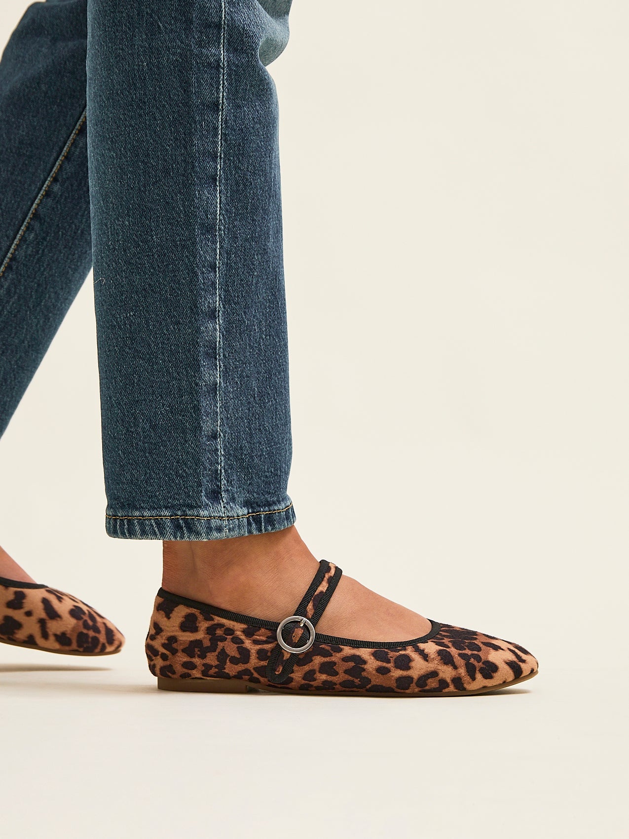 Graceful Leopard Print Ballet Pumps