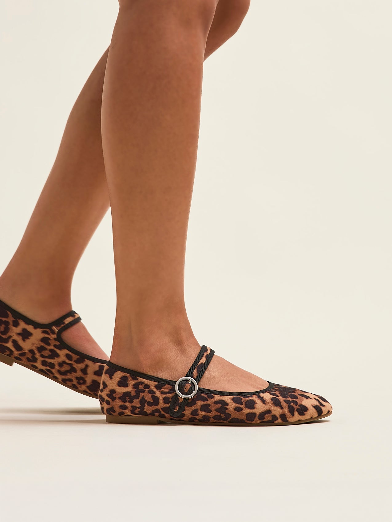 Graceful Leopard Print Ballet Pumps