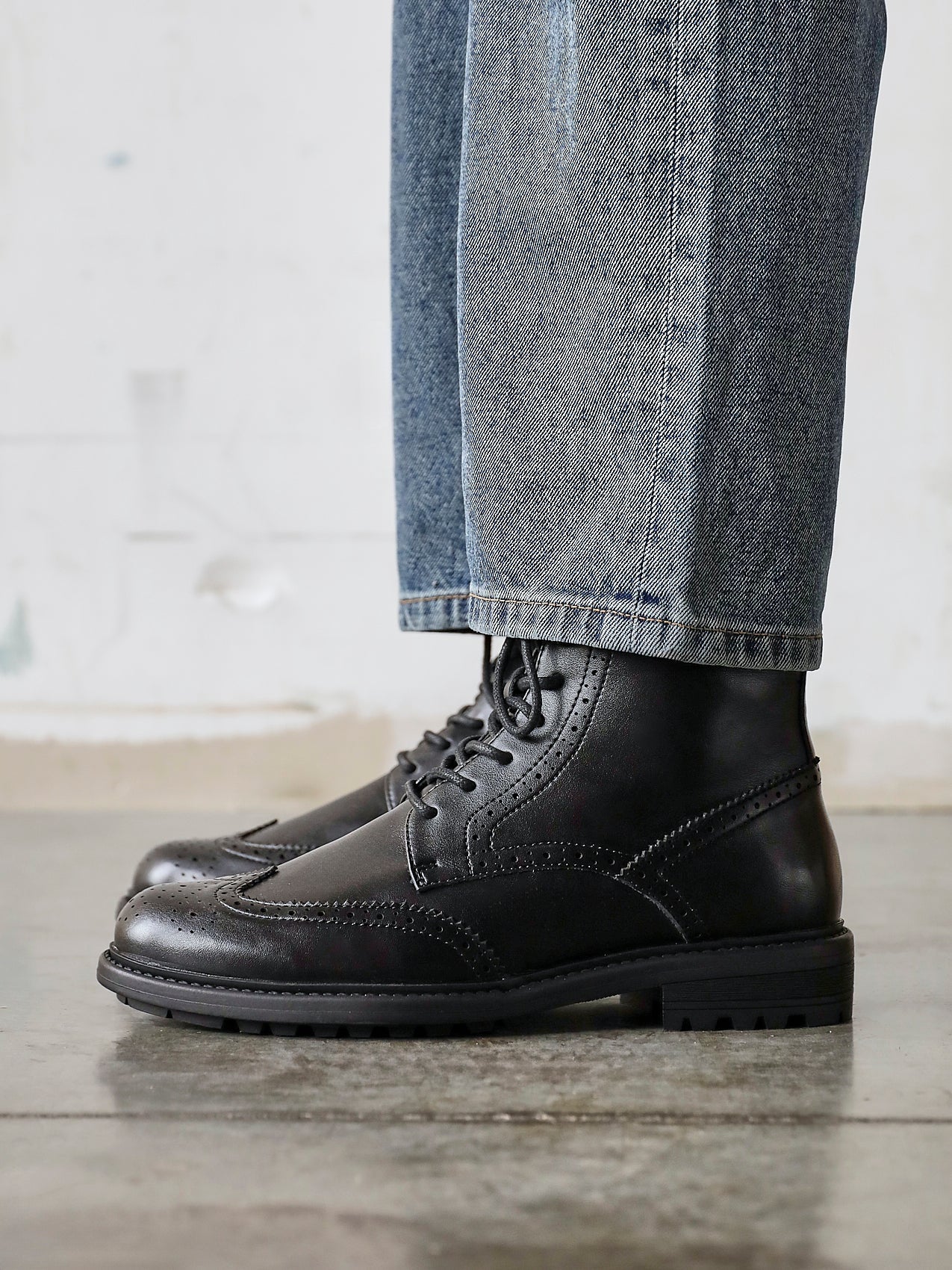 Leonardo Mens Black Faux Leather Brogue Boots