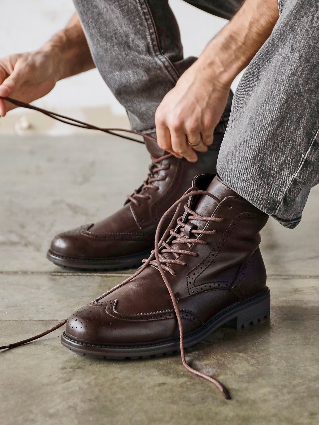 Leonardo Mens Brown Faux Leather Brogue Boots