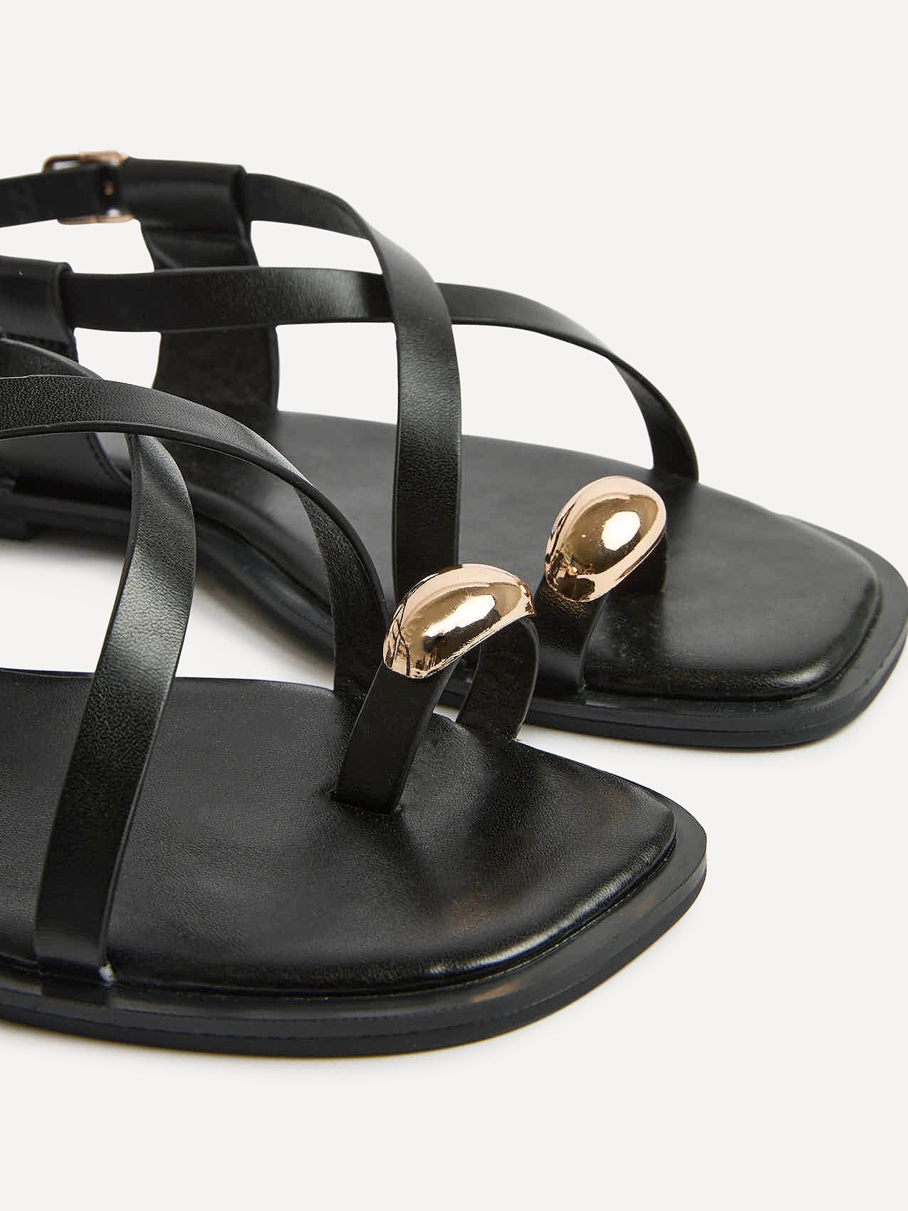 Mist Black Toe Ring Flat Sandals