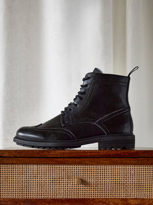 Leonardo Mens Black Faux Leather Brogue Boots